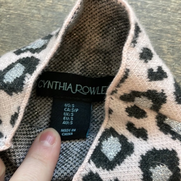 Cheetah print Mock Neck Sweater - Picture 3 of 4